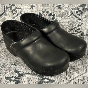 Dansko Clogs Black Leather Women’s Size 38‎